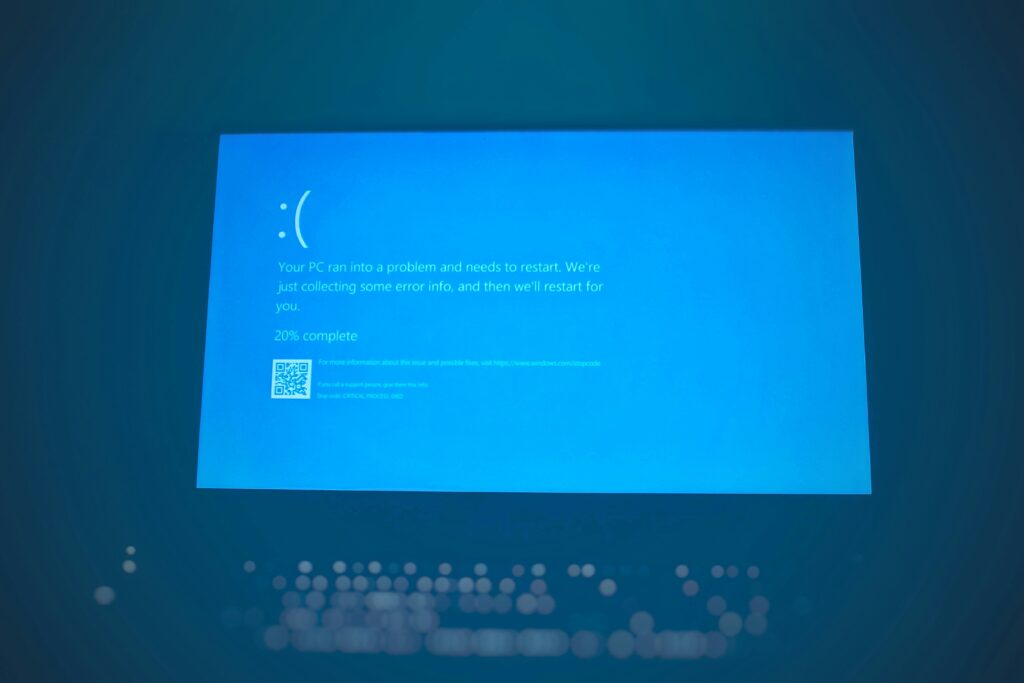 Αντίο στο «blue screen of death» λέει η Microsoft μετά από 40 χρόνια – Τι αλλάζει