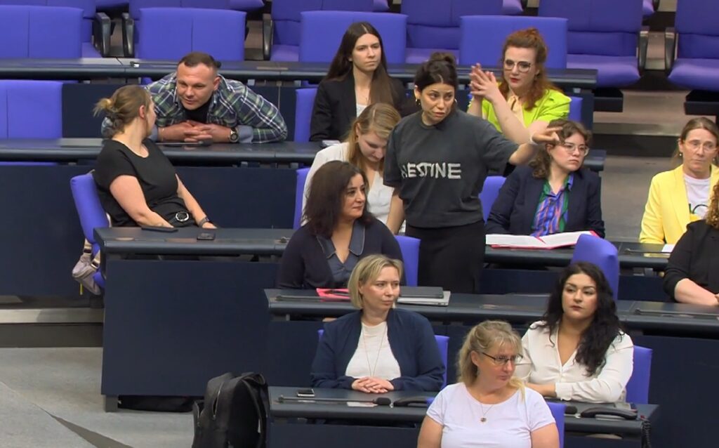 Γερμανία: Απέβαλαν βουλευτή από το κοινοβούλιο επειδή φορούσε μπλούζα με τη λέξη «Παλαιστίνη»