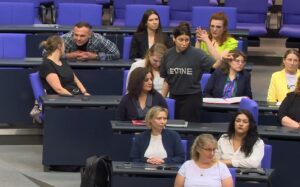 Γερμανία: Απέβαλαν βουλευτή από το κοινοβούλιο επειδή φορούσε μπλούζα με τη λέξη «Παλαιστίνη»