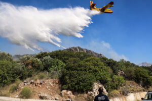 Μεγάλη φωτιά στη Χίο: Μάχη σε Λιθί και Βέσσα &#8211; Συνεχείς αναζωπυρώσεις