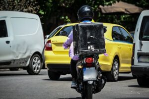 Καύσωνας: Ποιες ώρες ισχύει η υποχρεωτική παύση εργασιών &#8211; Τι ισχύει για delivery, τηλεργασία