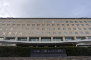 ΗΠΑ: Πιθανή αποχώρηση μη αναγκαίου προσωπικού πρεσβειών από Μπαχρέιν και Κουβέιτ
