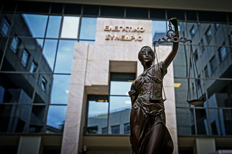 Ελεγκτικό Συνέδριο: Έκθεση «καταπέλτης» για τις δημόσιες συμβάσεις – Ανεξέλεγκτα τα τραπεζοκαθίσματα σε κοινόχρηστους χώρους