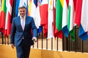 Φαραντούρης: Να παρέμβει η ΕΕ για αποκλιμάκωση στη Μέση Ανατολή