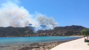 Λακωνία:  Ήχησε το 112 στο Καραβοστάσι &#8211; Στις αυλές των σπιτιών οι φλόγες (Photo-Video)
