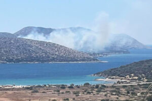 Φωτιά τώρα στην Παλαιά Φώκαια &#8211; 112 για εκκένωση από Θυμάρι προς Λαγονήσι