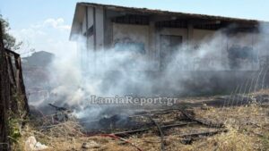 Λαμία: Φωτιά σε εγκαταλελειμμένες αποθήκες &#8211; Ο καπνός έφτασε μέχρι το κέντρο της πόλης (Video)
