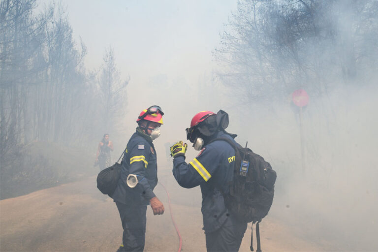 Φωτιά τώρα στην Παλαιά Φώκαια – 112 για εκκένωση από Θυμάρι προς Λαγονήσι