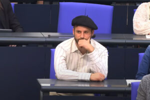 Γερμανία: Αποβολή βουλευτή γιατί φορούσε «επαναστατικό» μπερέ (Video)