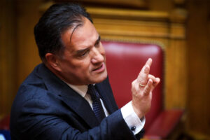 Το Μαξίμου ψάχνει γιατρειά για τον διαφημιστή υπουργό Υγείας: Πλήθος τα παράπονα και οι καταγγελίες