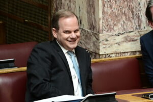 Προανακριτική: Αμετανόητος ο Καραμανλής: Φταίνε ΡΑΣ και παθογένειες Δημοσίου για τα Τέμπη &#8211; Στηρίζει την πρόταση ΝΔ
