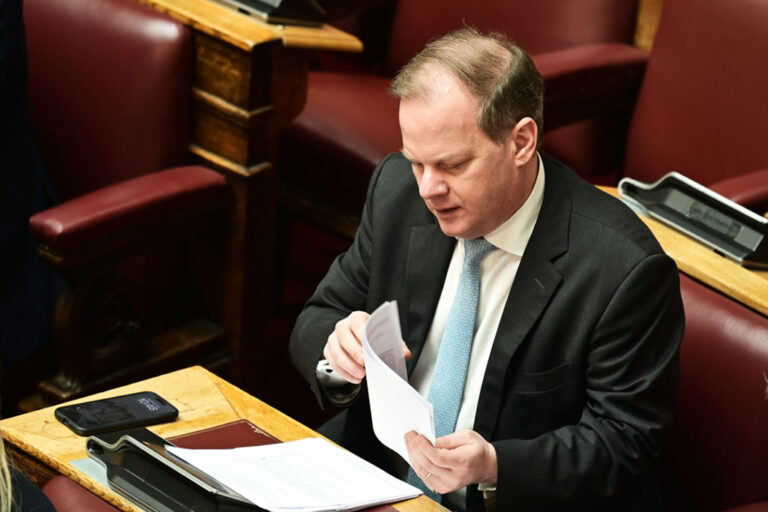 «Λούπα» Τριαντόπουλου στην Προανακριτική: Μόνο Καραμανλή καλεί η ΝΔ – Οι κατάλογοι μαρτύρων ΣΥΡΙΖΑ, ΠΑΣΟΚ