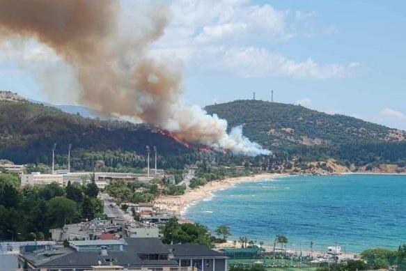 Καβάλα: Φόβοι για επέκταση της φωτιάς στο Περιγιάλι – Ήχησε 112 (Video)