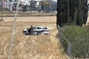 Κύπρος: Σε διαθεσιμότητα οι αστυνομικοί που συνευρέθηκαν σε περιπολικό &#8211; Αναζητούν το άτομο που τράβηξε το βίντεο