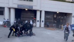 Λος Άντζελες: Πεδίο μάχης με ξύλο και χημικά κατά διαδηλωτών για το μεταναστευτικό (Videos)