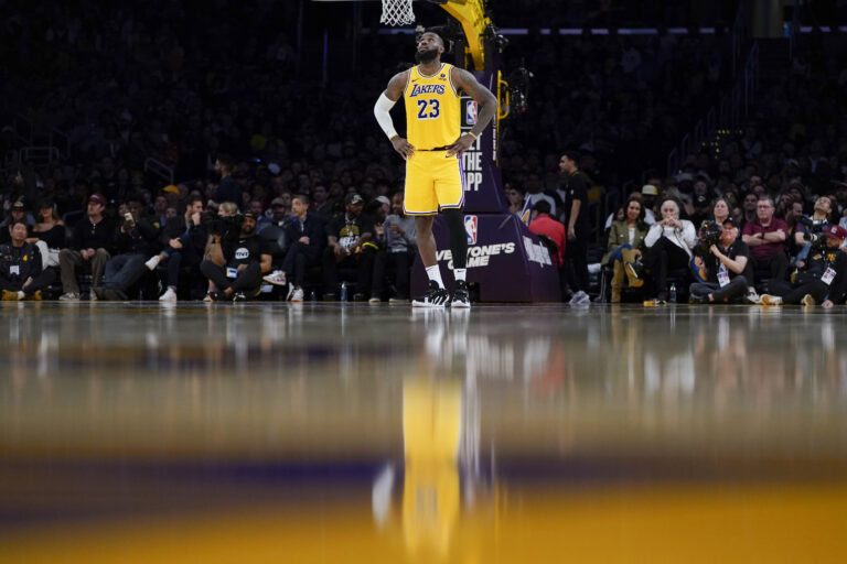 «Βόμβα» στο NBA: Οι Λέικερς αλλάζουν χέρια με ιστορικό deal 10 δισ. δολαρίων