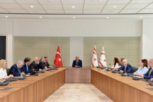 Στέλεχος του ΠΑΣΟΚ στο ψευδοκράτος – Σάλος για τη συνάντηση με τον Τατάρ στα Κατεχόμενα