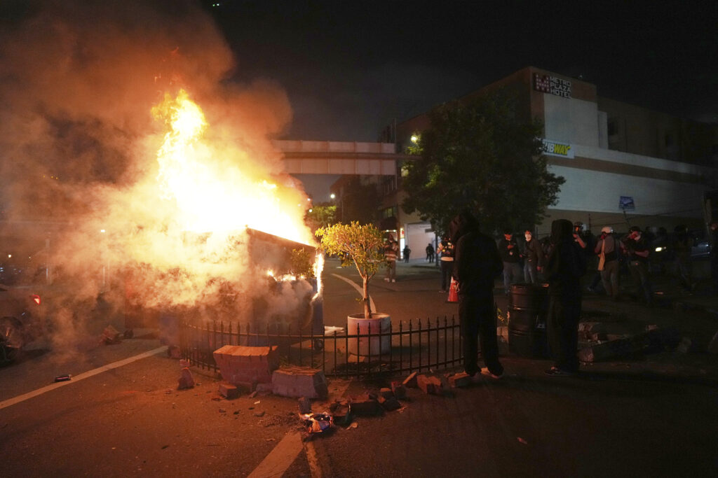 Λος Άντζελες: Απαγόρευση νυχτερινής κυκλοφορίας στο κέντρο της πόλης – Ο Τραμπ μιλά για «εισβολή ξένων εχθρών»
