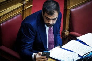 Προσπάθεια για damage control από την κυβέρνηση: «Δε θα έχουμε άλλες παραιτήσεις υπουργών»