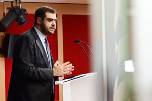 Mαξίμου μετά την αποκάλυψη Documento για τη μυστική επίσκεψη του γιου Χαφτάρ στην Ελλάδα: «Ήταν ιδιωτική»