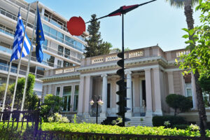 Μαξίμου: «Στροφή» προς τα δεξιά για να «φρενάρει» Σαμαρά