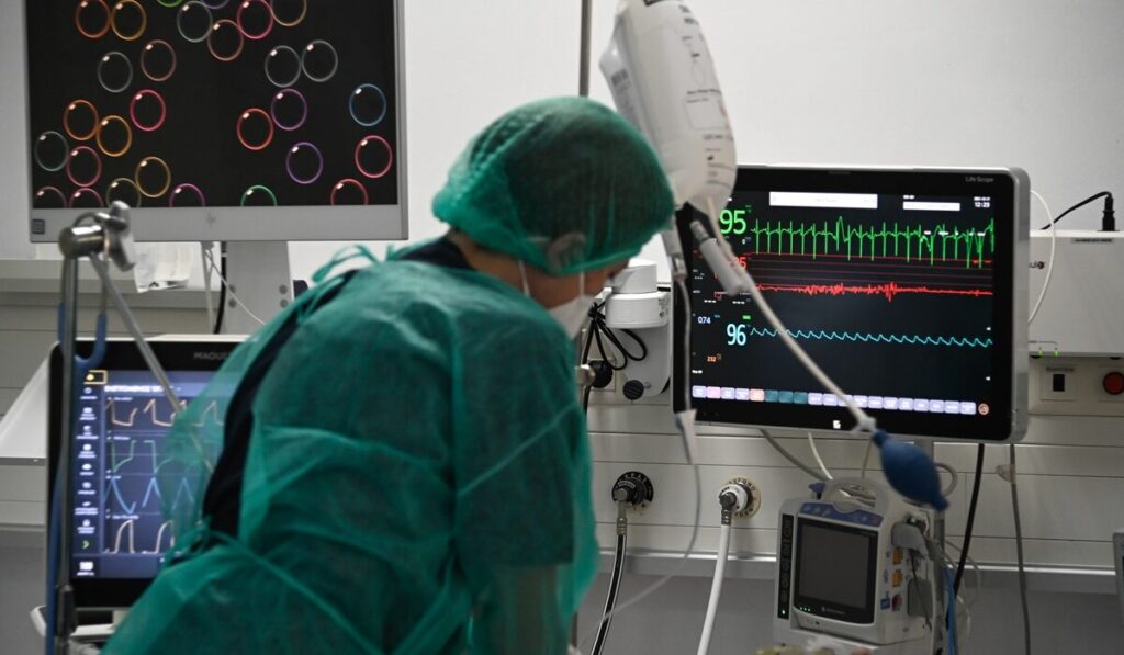 Σοκ τα ξημερώματα σε μπαρ στα Χανιά: 34χρονη έπαθε ανακοπή καρδιάς και δίνει μάχη για τη ζωή της