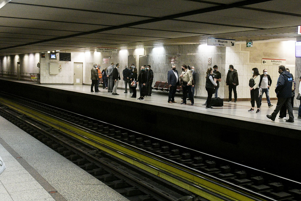 Σύνταγμα: Μάνατζερ ποδοσφαίρου ο άνδρας που ανασύρθηκε νεκρός από τις γραμμές του Μετρό