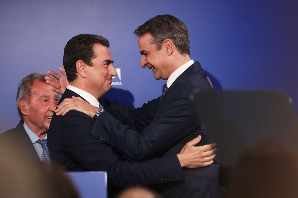 Με περιοδείες ζεσταίνει τη «γαλάζια μηχανή» ο Μητσοτάκης – Νέο αγκάθι η πτώση στην επαρχία