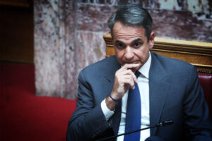 Στα σχοινιά ο Μητσοτάκης: Τα ηχηρά μηνύματα των Καραμανλή &#8211; Σαμαρά και η Προανακριτική 