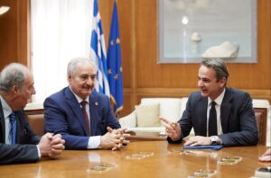 ΙΧ «διπλωματία» Μητσοτάκη: Ο Χαφτάρ από τις ταβέρνες στη Βάρη, στην αγκαλιά του Ερντογάν