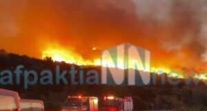 Ναύπακτος: Μεγάλη πυρκαγιά στην Παλαιοπαναγιά, μήνυμα 112 για εκκένωση
