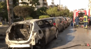 Νέα Σμύρνη: Φωτιά κατέστρεψε ολοσχερώς σταθμευμένα οχήματα &#8211; «Άκουσα εκρήξεις» (Video)