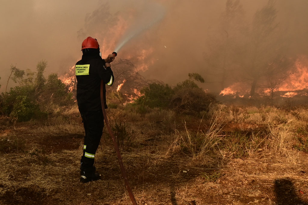 Φωτιά τώρα στην Πεντέλη – Κοντά στη Μονή