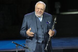 Ο Πετρολούκας Χαλκιάς στο Documento (2020): «Στο κλαρίνο παίζω συναισθήματα για τους φίλους μου»