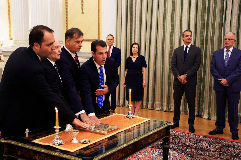 Ορκίστηκαν Θάνος Πλεύρης και οι τρεις νέοι υφυπουργοί μετά τις παραιτήσεις για τον ΟΠΕΚΕΠΕ