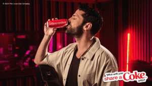 Share a Coke: Η εμβληματική καμπάνια της Coca-Cola επιστρέφει και δίνει το όνομα σου στο φετινό καλοκαίρι!