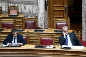 Στο μικροσκόπιο του Politico η ελληνική κυβέρνηση: Σκληρή κριτική για Πλεύρη και σκάνδαλο στον ΟΠΕΚΕΠΕ