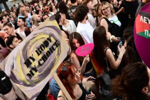 Athens Pride 2025: Η πολύχρωμη πορεία «πλημμύρισε» την Αθήνα &#8211; Χιλιάδες κόσμου στο κέντρο