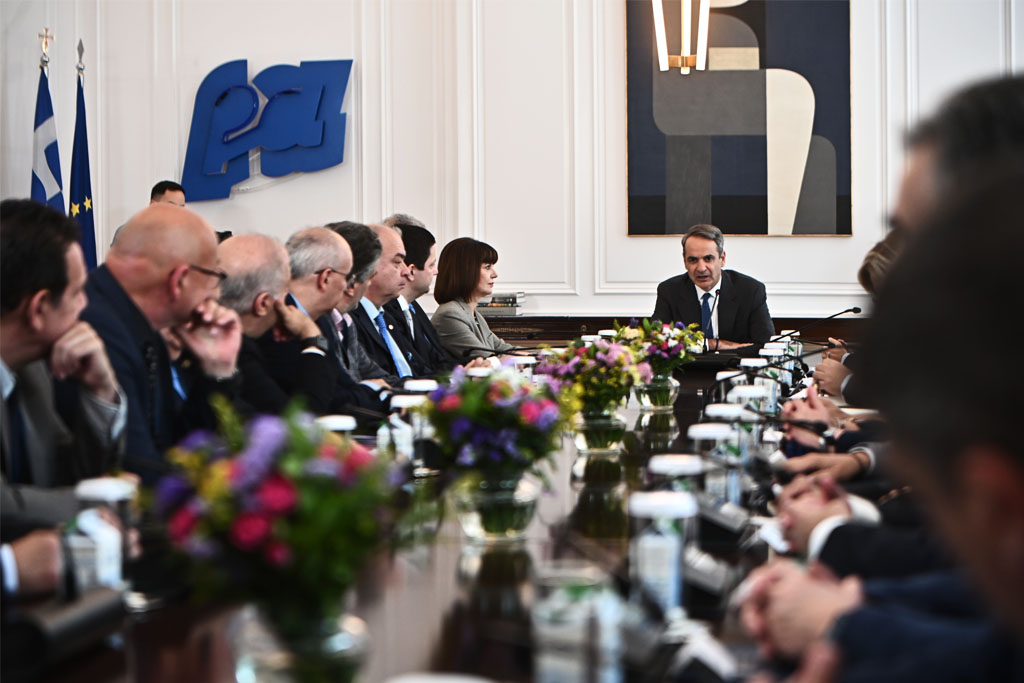 Με εισαγγελέα και απειλές καθαίρεσης πιέζει τους πρυτάνεις ο Μητσοτάκης