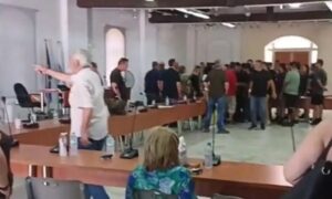 Επεισοδιακό δημοτικό συμβούλιο στο Λαύριο με παρέμβαση του Ρουβίκωνα