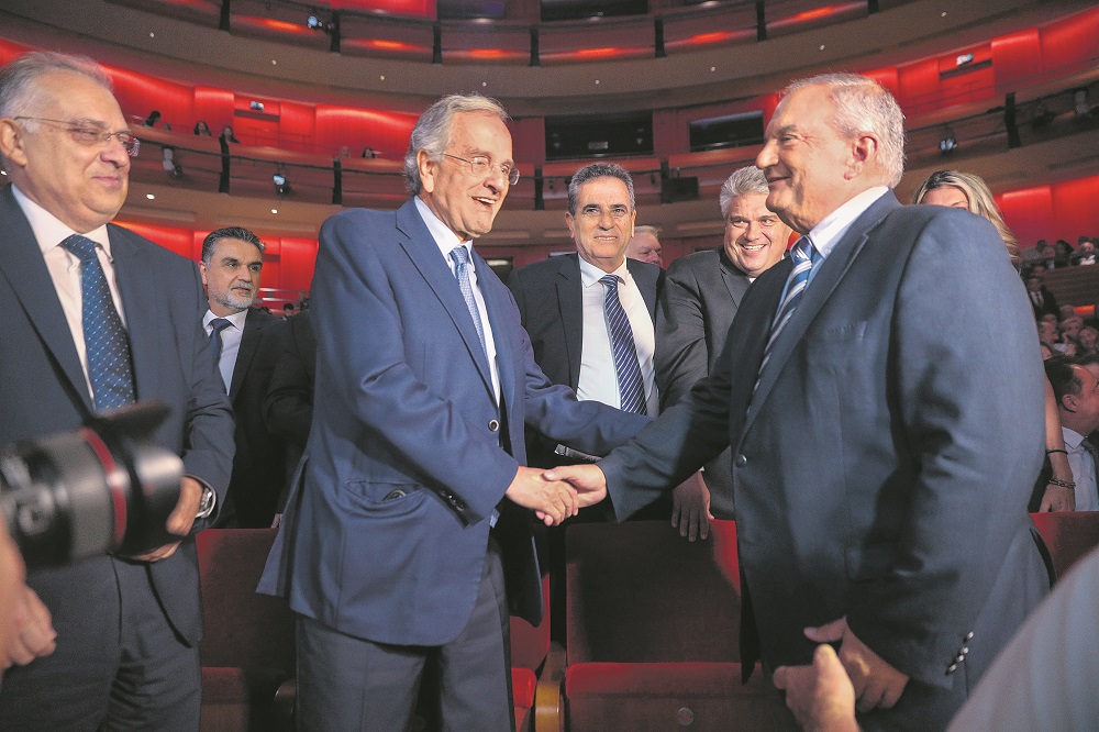 Ο Μητσοτάκης μεταξύ Σαμαρά, Δένδια και Γεωργιάδη – Ανοίγει η όρεξη στους «δελφίνους» της ΝΔ