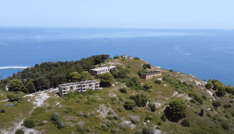 Ishulli i Trumpëve: Από φρούριο του Χότζα, θέρετρο των Τραμπ – Πώς έγινε η αγορά του νησιού στην Αλβανία
