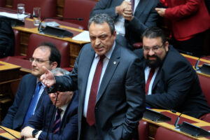 «Αλαλούμ» μετά την έκπτωση τριών Σπαρτιατών: Αλλάζει ο πήχης της ψηφοφορίας για την Προανακριτική Καραμανλή;