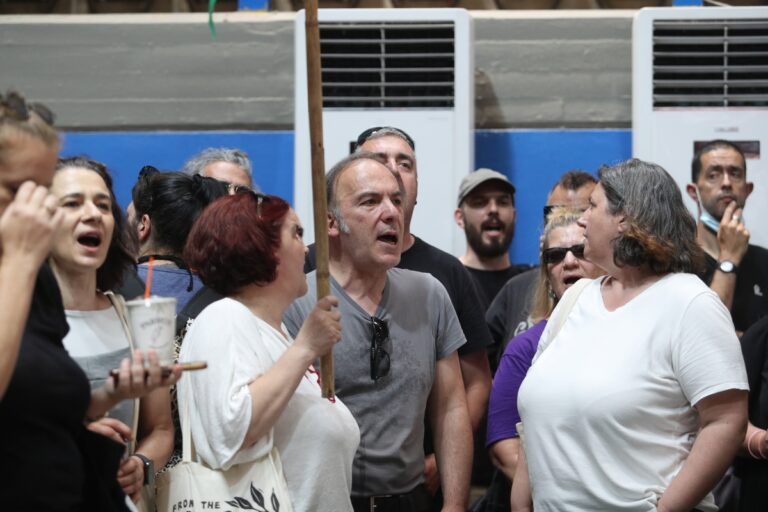 5ο Συνέδριο ΣΥΡΙΖΑ: Παράσταση διαμαρτυρίας εργαζομένων στο Κόκκινο και την Αυγή για τα δεδουλευμένα τους