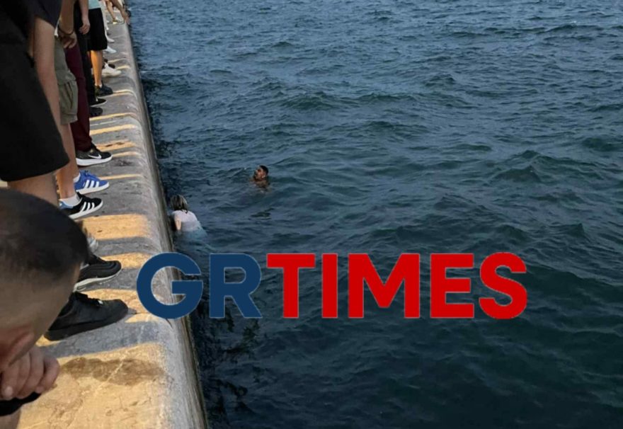 Απίστευτο περιστατικό στη Θεσσαλονίκη: Βούτηξε στον Θερμαϊκό για να βρει το κινητό της
