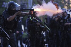 Πεζοναύτες και επιπλέον μέλη της εθνοφρουράς στο Λος Άντζελες &#8211; «Ο Τράμπ χρησιμοποιεί την πόλη σαν πείραμα»