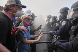 Λος Άντζελες: «Φέρτε τον στρατό», λέει ο Τραμπ &#8211; Δακρυγόνα, διαδηλώσεις και οργή για τη διαταγή ενεργοποίησης της Εθνοφρουράς