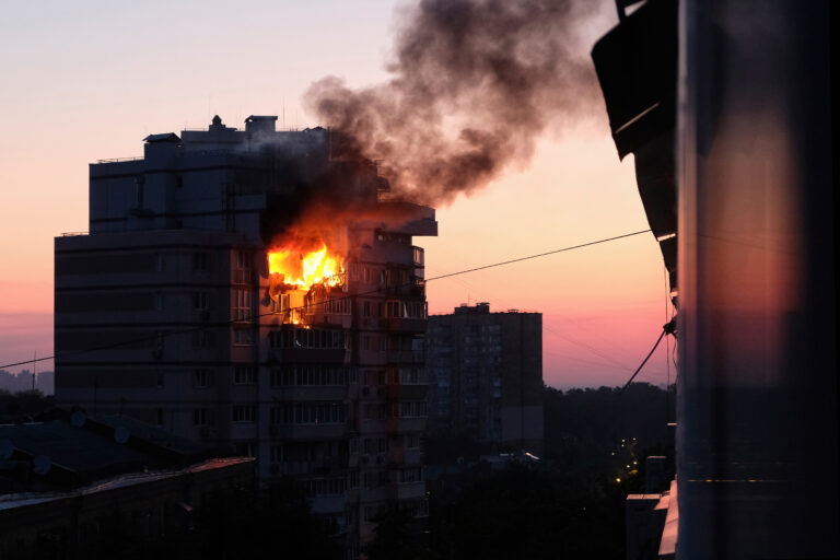 Ουκρανία: Συντονισμένη ρωσική επίθεση με εκατοντάδες drones – Τουλάχιστον 14 νεκροί (Photos – Video)