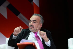 Ο Βερβεσός δείχνει τον νόμο&#8230; στην Κλάπα