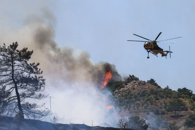 Φωτιά στη Χίο: Νέο πύρινο μέτωπο στα βόρεια του νησιού – «Κάηκε ό,τι υπήρχε γύρω από την πόλη» (Video)